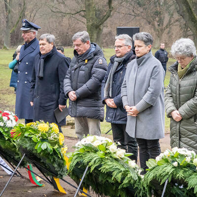 Schweigeminute Kranzniederlegung: Andacht der Opfer der Zerstörung Magdeburgs