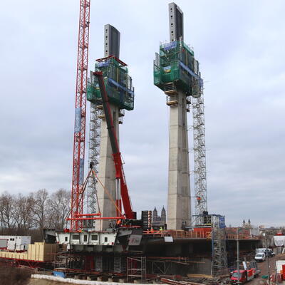 Blick auf die Arbeiten an der neuen Pylonbrücke mit Dom im Hintergrund, 02/22