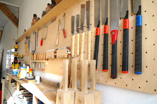 Bild vergrößern: Werkzeuge zur Holzbearbeitung an einer Werkzeugwand