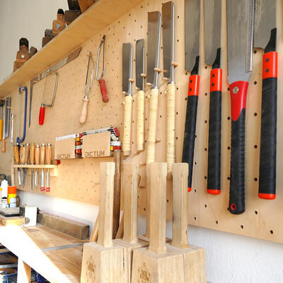 Werkzeuge zur Holzbearbeitung an einer Werkzeugwand
