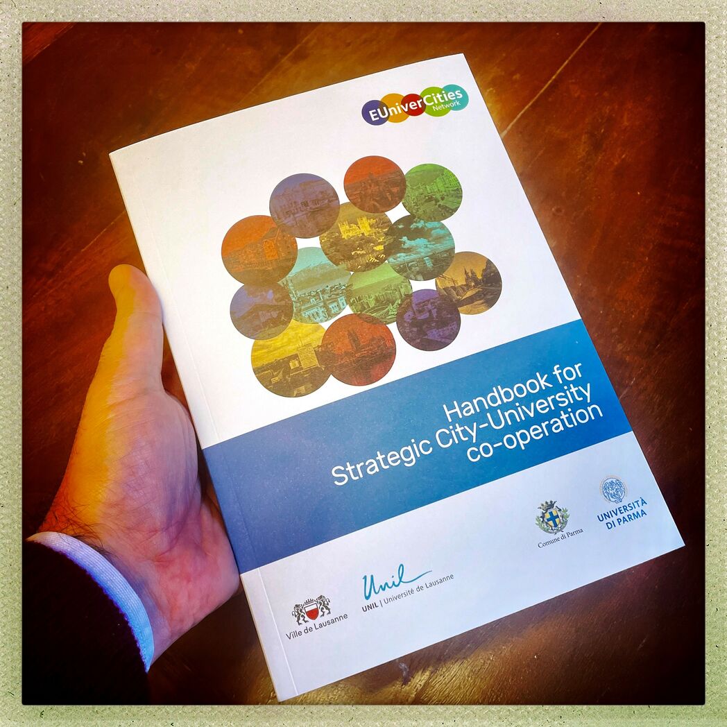 Bild vergrößern: Handbuch über strategische Partnerschaften zwischen Städten und Universitäten