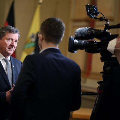 TV-Interview: Oberbürgermeister Dr. Trümper nach Bekanntgabe des Intel-Plans