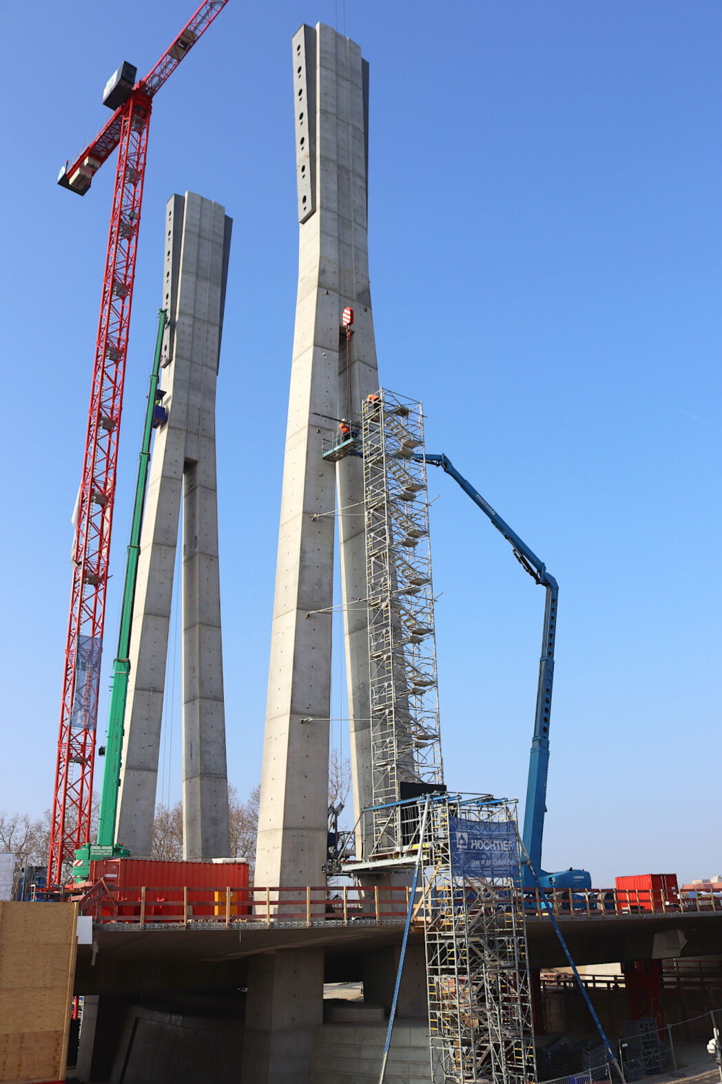 Der Betonbau für die Pylone ist abgeschlossen. 03/22
