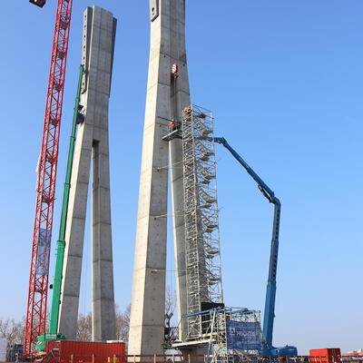 Der Betonbau für die Pylone ist abgeschlossen. 03/22