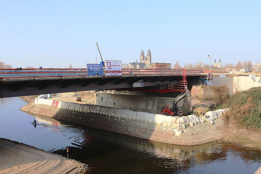 Bild vergrößern: Neue Zollbrcke mit Magdeburger Dom im Hintergrund
