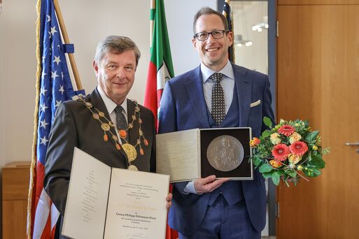 Oberbrgermeister Dr. Trmper bergibt den Telemann-Preis an Prof. Steven Zohn