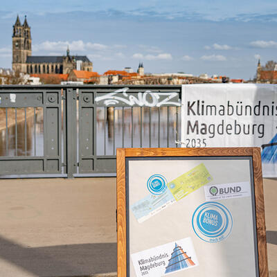 Aufsteller und Banner des Klimabündnis e.V. auf der Magdeburger Sternbrücke