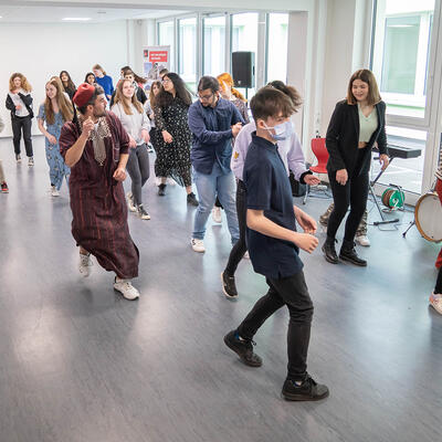 Kinder tanzen zur Übergabe des neuen Schulkomplexes in Magdeburg Neustädter See