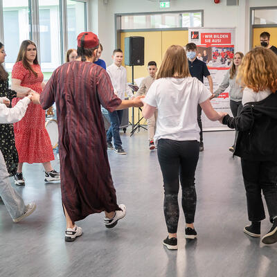 Kinder tanzen zur Übergabe des neuen Magdeburger Schulkomplexes
