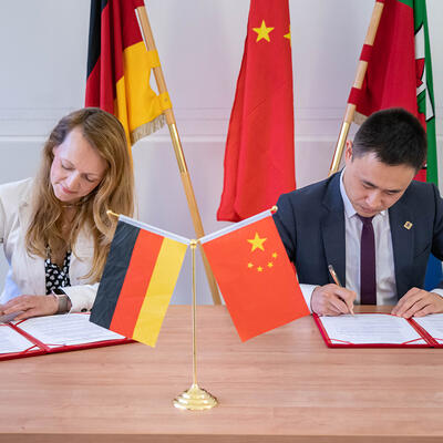 Sandra Y. Stieger (Wirt.beigeordnete) und Frank XU (Direktor CIIPA Germany) unterschreiben den Kooperationsvertrag