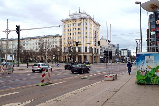 Bild vergrößern: Kreuzung Otto-von-Guericke-Straße mit Ernst-Reuter-Allee, 04/22