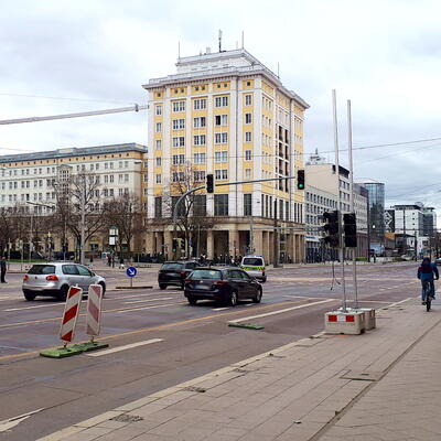 Kreuzung Otto-von-Guericke-Straße mit Ernst-Reuter-Allee, 04/22