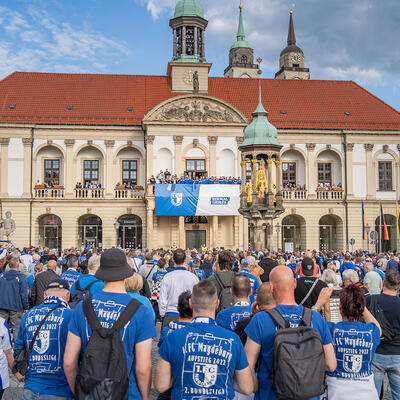 Fans vor dem Rathaus Magdeburg beim Empfand des Aufstiegsteams des 1. FM Magdeburg