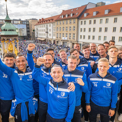 1. FC Magdeburg lässt sich auf dem Balkon des Alten Rathauses feiern