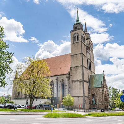 Johanniskirche Magdeburg mit Himmel