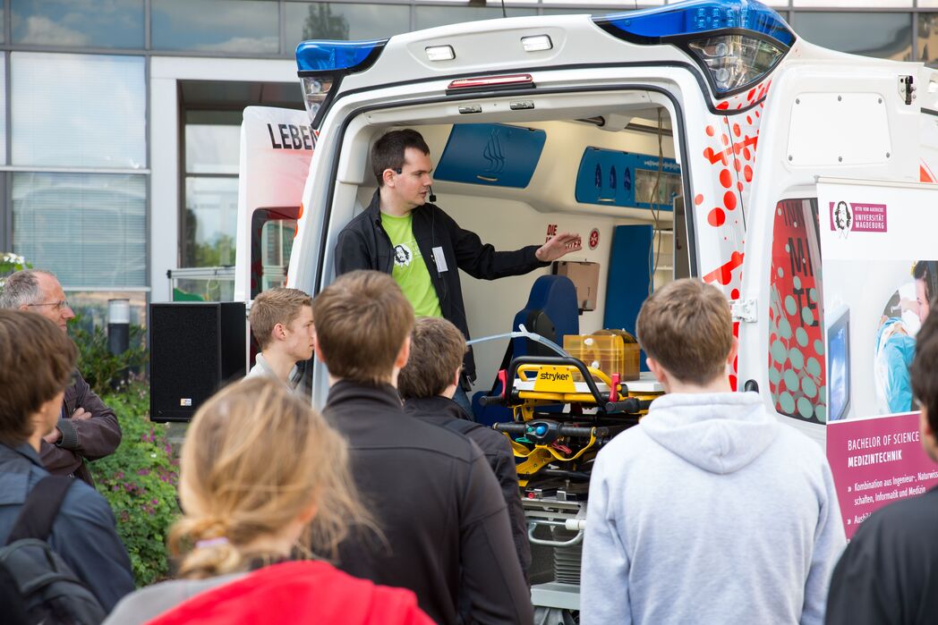 Medizintechnik im Rettungswagen  © OVGU