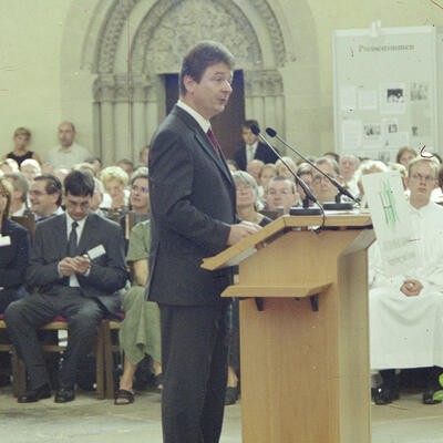 Ritterschlag: Oberbürgermeister Trümper eröffnet die Kaiser-Otto-Ausstellung 2001 im Magdeburger Dom