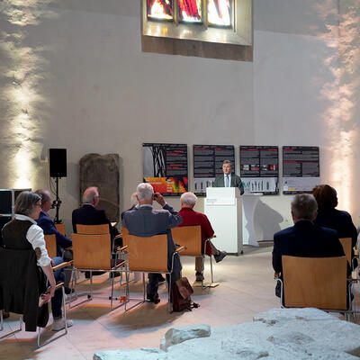 Oberbürgermeister Dr. Trümper bei seiner Rede in der Johanniskirche Magdeburg
