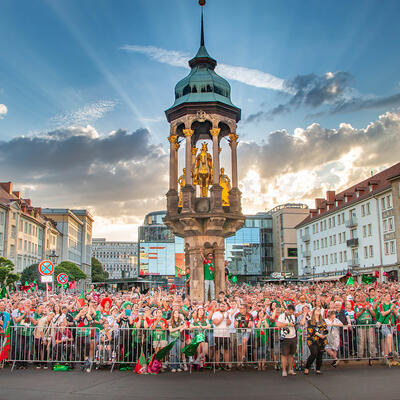 Tausende Fans am Goldenen Reiter in Magdeburg zur Feier des SCM