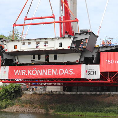 Pylonbrücke Magdeburg: Montage eines 50 Tonnen schweren Stahlteils als Vorbau