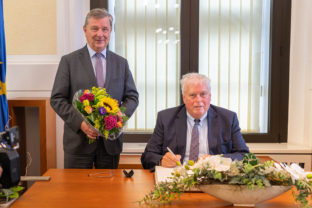 Oberbürgermeister Dr. Trümper und Helmut Herdt beim Eintrag ins Goldene Buch