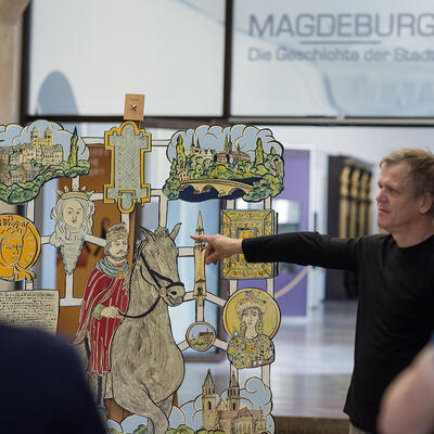 Moritz Götze erklärt sein Kunstwerk im Kulturhistorischem Museum Mageburg