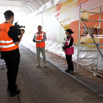 Projektleiter Tunnel Magdeburg, Christian Fuß, mit Künstlerin Claudia Walde