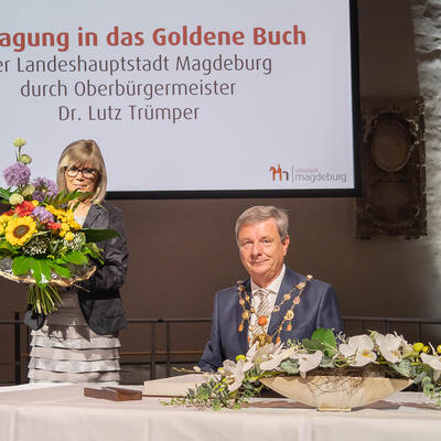 Oberbürgermeister Dr. Trümper beim Eintrag in das Goldene Buch Magdeburgs