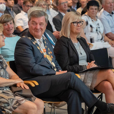 Oberbürgermeister Dr. Lutz Trümper schmunzelt in Richtung seiner Frau