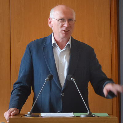 Prof. Dr. Alexander Pott bei seiner Rede vor dem Migrationsbeirat Magdeburg