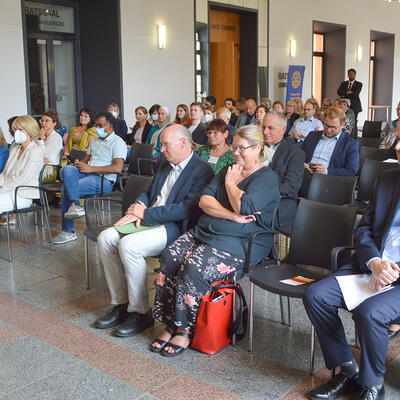 Gäste der 25-Jahr-Feier des Integrationsbeirates Magdeburg folgen den Reden