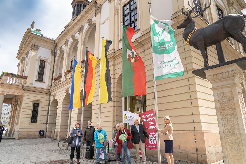 Magdeburgs Oberbürgermeisterin Simone Borris hisst der Mayors-for-Peace-Flagge