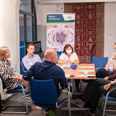 Teilnehmende MagdeMINT-Workshops diskutieren an einem Tisch
