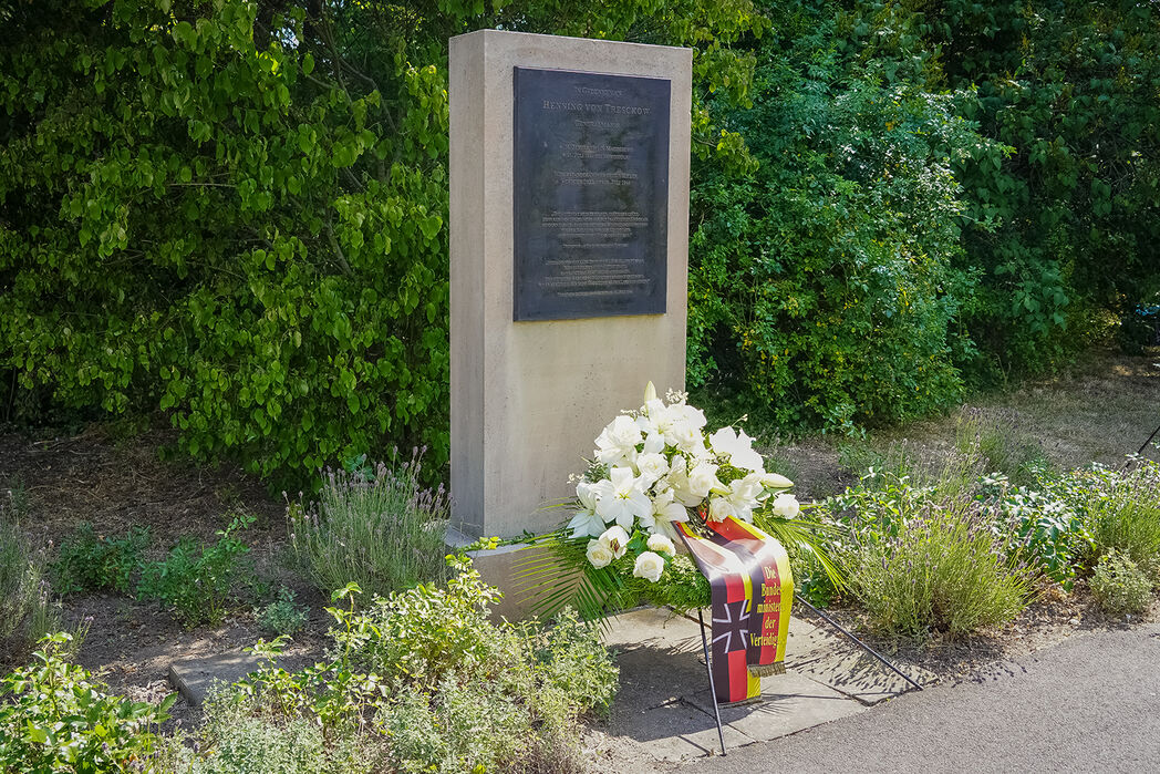 Tresckow-Gedenkstele mit Blumenkranz