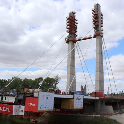 Spannen der Seile an der neuen Pylonbrücke Magdeburg