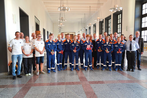 Gruppenbild aller erfolgreichen Feuerwehrleute im Rathaus Magdeburg