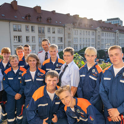 Besondere Ehre: Jugendfeuerwehr Olvenstedt auf dem Balkon des Alten Rathauses
