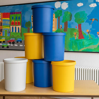 Farbige Abfallbehälter zur Mülltrennung in Klassenräumen