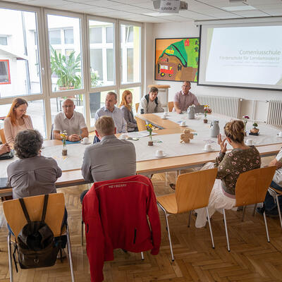 Magdeburgs Beigeordneter H. Platz bei einer Präsentation in der Comeniusschule