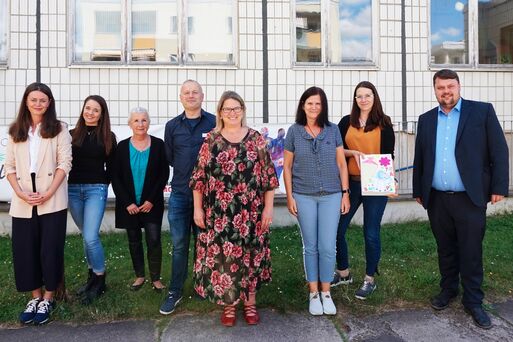 Bild vergrößern: von links nach rechts: 
Frau Stefanie Fahrtmann-Fischer (Jugendamt), Frau Christin Rose (Jugendamt), Frau Rosemarie Zachow (Beisitzende im Vorstand AWO-Kreisverband Magdeburg e.V.), Herr Tom Bruchholz (Geschäftsführer Landesjugendwerk der AWO Sachsen-Anhalt e.V.), Frau Susi Möbbeck (Staatssekretärin im Ministerium für Arbeit, Soziales, Gesundheit und Gleichstellung), Frau Kathrin Riedel (Kitaleitung), Frau Christin Grüning (Kita-Sozialarbeiterin), Herr Martin Kröber (SPD Bundestagsabgeordneter für Magdeburg, Schönebeck, Barby, Calbe und Bördeland)