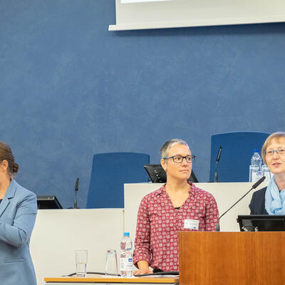 Prof. Dr. Frauke Mingerzahn und Anja Stolakis zur Tagung im Ratssaal Magdeburg
