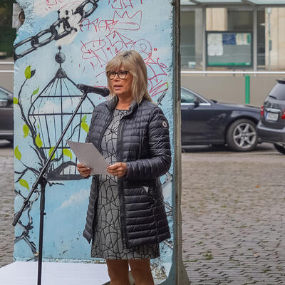 Oberbürgermeisterin Simone Borris mit einer Gedenk-Rede zum Thema Mauer-Opfer