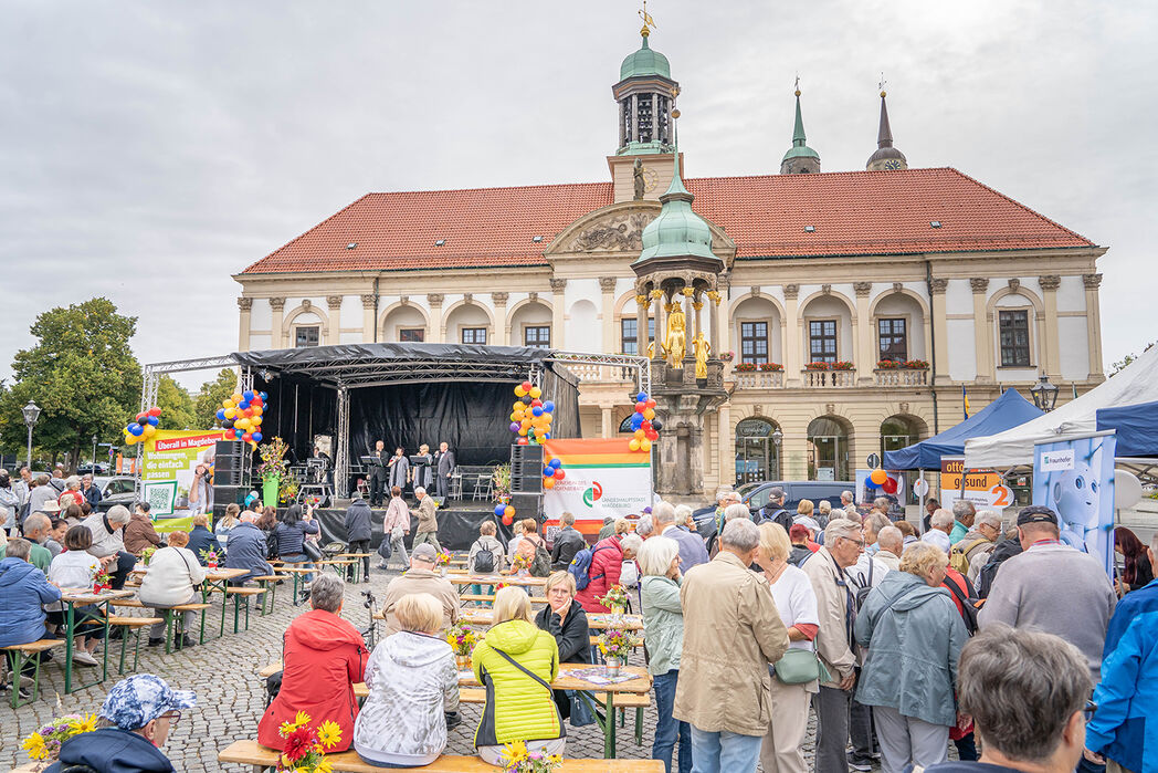 Mit Besuchenden gut gefüllter Magdeburger Marktplatz zum ersten Seniorentag