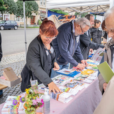 Informationsstand auf dem Alten Markt Magdeburg zum ersten Seniorentag