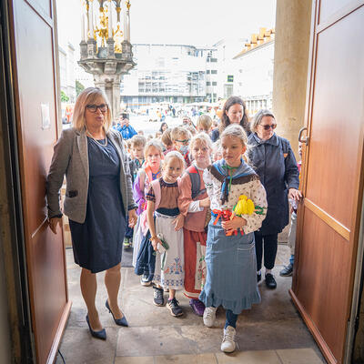 Oberbürgermeisterin Simone Borris betritt gemeinsam mit Kindern das Alte Rathaus