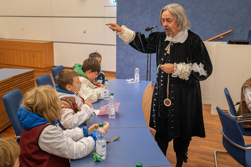 Otto von Guericke übergibt Medaillen an Kinder im Ratssaal Magdeburg