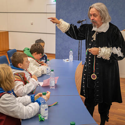Otto von Guericke übergibt Medaillen an Kinder im Ratssaal Magdeburg