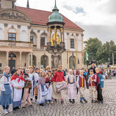 Historisch-kostümierte Kinder vor dem Alten Rathaus Magdeburg