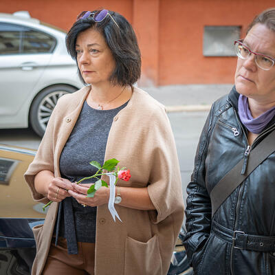 Magdeburgs Bürgermeisterin Stieler-Hinz mit einer Rose zur Stolpersteinverlegung