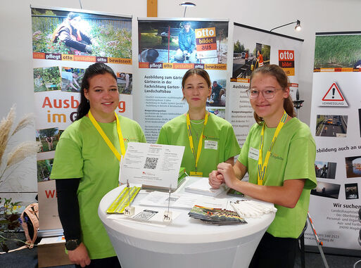 Jessica Roloff Nele-Sophie Krüger und Lena Kleinert Auszubildende im erst Lehrjahr bei der Messe Perspektiven